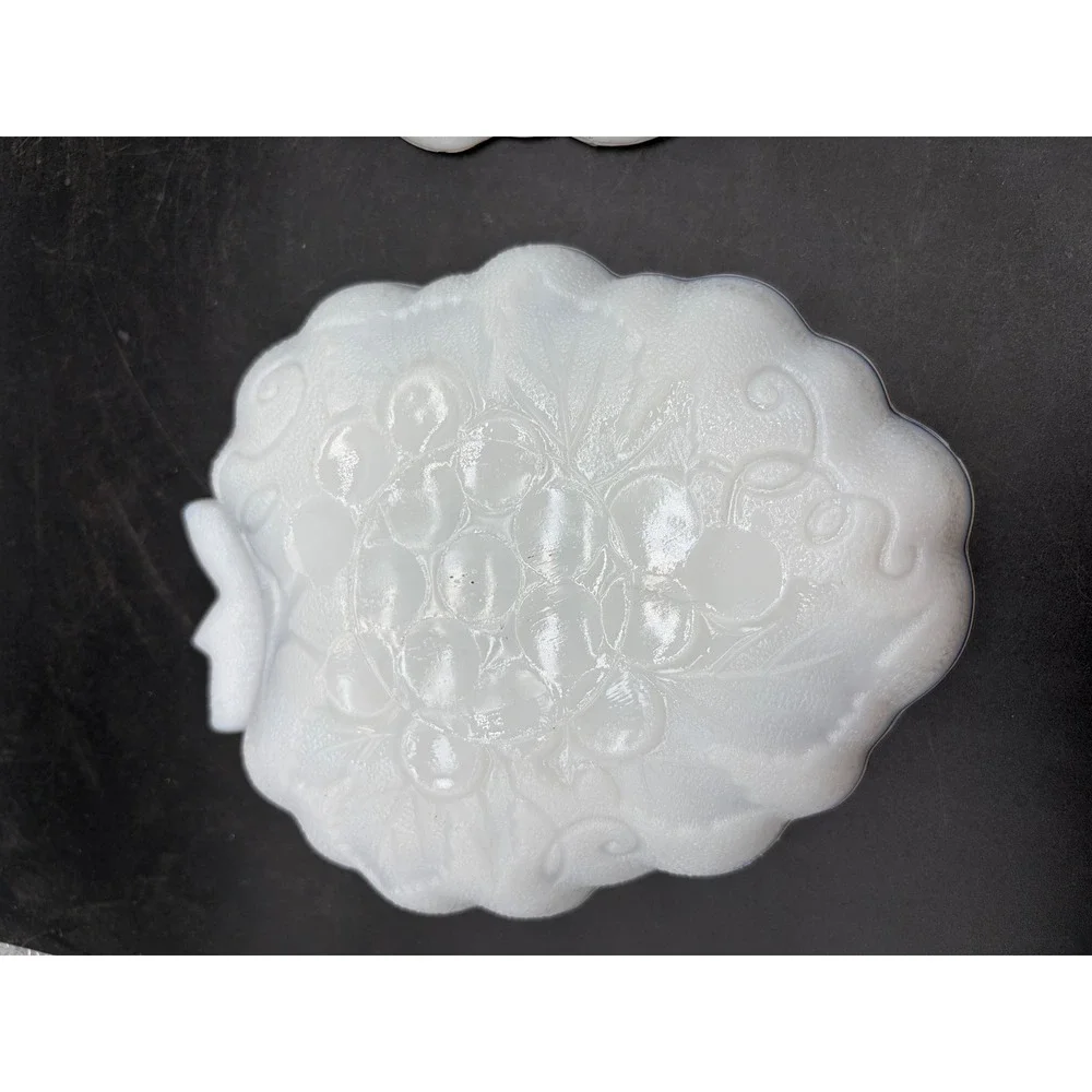 Vintage White Milk Glass Grape Trinket Dishes Scalloped Edge Set of‎ 2